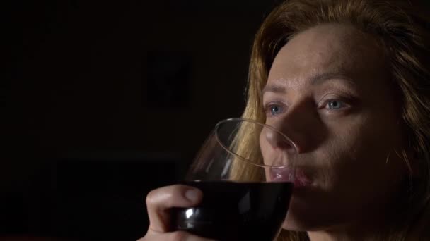 Triste, belle femme qui boit du vin la nuit. gros plan, 4k, ralenti . — Video