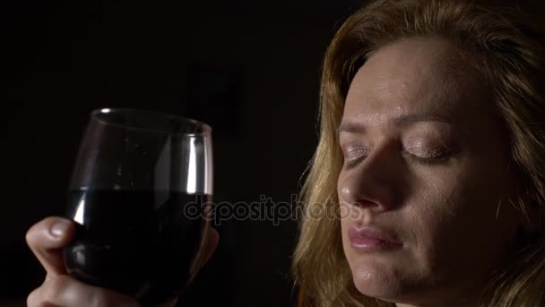Üzgün, güzel bir kadın geceleri şarap içme. yakın çekim, 4k, ağır çekim. — Stok video