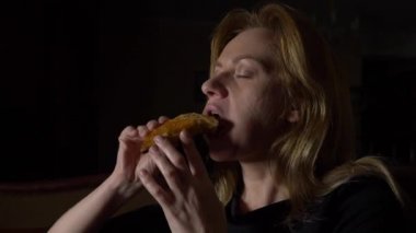 kadın gece çörek yeme. yeme bozukluğu kavramı. 4k, ağır çekim