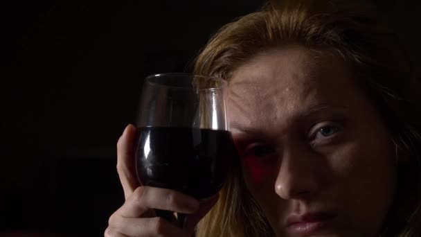 Triest, mooie vrouw, drinken van wijn in de nacht. Close-up, 4k, slow-motion. — Stockvideo