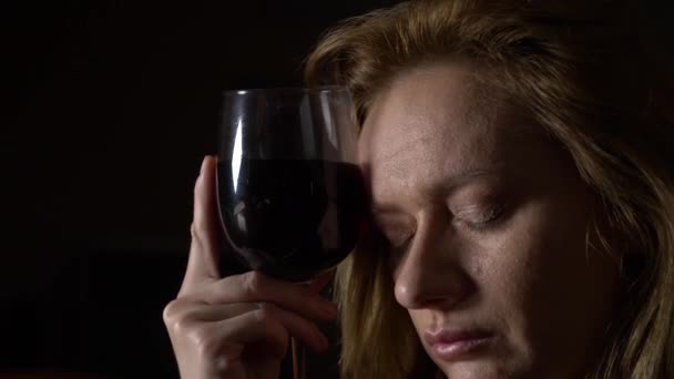 悲しい、美しい女性、夜ワインを飲みます。クローズ アップ、4 k、スローモーション. — ストック動画