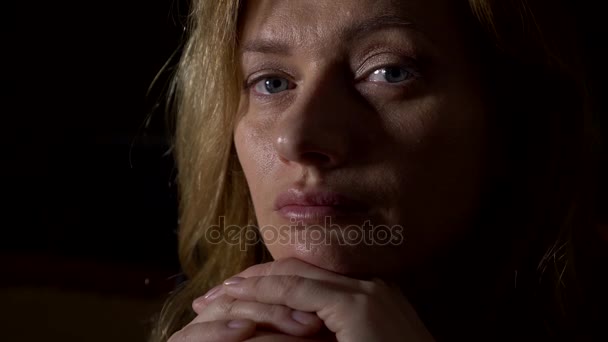 Retrato mulher triste pensativo no fundo preto de uma bela jovem. 4k, close-up, câmera lenta — Vídeo de Stock
