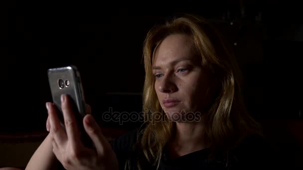 Kobieta korzystanie z telefonu komórkowego w nocy. bliska, kopiować miejsca. 4k, zwolnionym tempie — Wideo stockowe