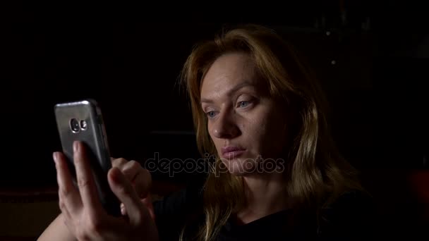 Kobieta korzystanie z telefonu komórkowego w nocy. bliska, kopiować miejsca. 4k, zwolnionym tempie — Wideo stockowe