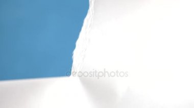 Kağıt levha, closeup turkuaz bir arka plan üzerinde yırtılma eller. 4k, ağır çekim