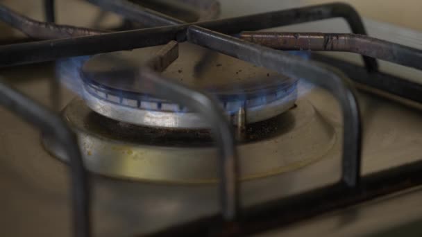 Húzza ki a gáztűzhely. 4k, zár-megjelöl. Lassú mozgás — Stock videók