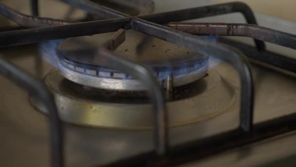 Desconecta la estufa de gas. 4k, primer plano. Movimiento lento — Vídeo de stock