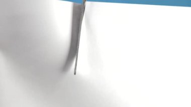 Eller makas yaprak kağıda, closeup turkuaz bir arka plan üzerinde kesme. 4k, ağır çekim