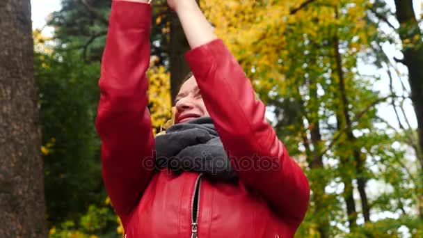 La mujer está recogiendo hojas de colores para un ramo. Tiempo de otoño. 4k, cámara lenta — Vídeos de Stock