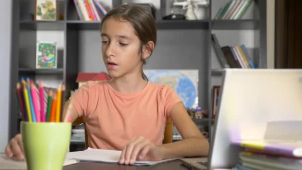 온라인 학습의 개념입니다. 아이 온라인 학교에 등록 됩니다. 노트북으로 숙제 하는 소녀. 4 k, 슬로우 모션 — 비디오