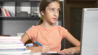 çevrimiçi öğrenme kavramı. Çocuk bir online okullarından birine kaydoldu. dizüstü bilgisayar ile ödev kız. 4k, ağır çekim