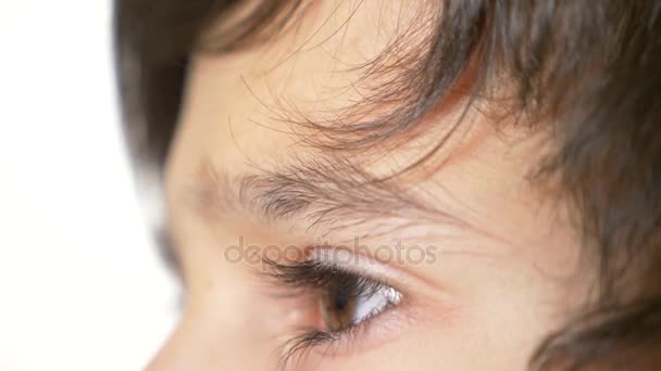 Ojos marrones de niño con largas pestañas negras. 4k, cámara lenta, primer plano — Vídeos de Stock