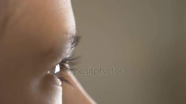 Un ragazzo occhi marroni con lunghe ciglia nere. 4k, rallentatore, primo piano — Video Stock