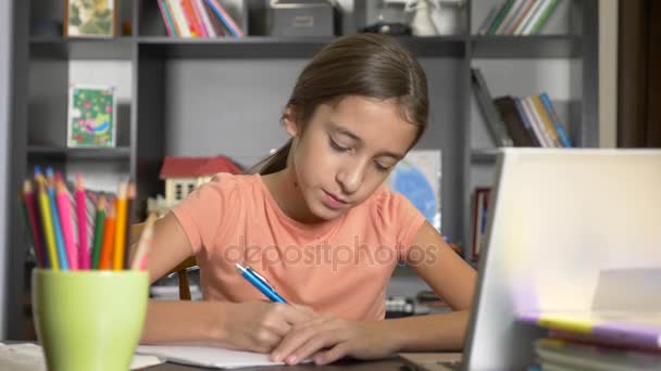 Conceito de aprendizagem online. a criança está matriculada em uma escola online. menina fazendo lição de casa com laptop. 4k, câmera lenta — Vídeo de Stock