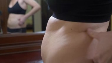 Belly Fat dokunmadan ayna görünümlü kadın. 4k, ağır çekim