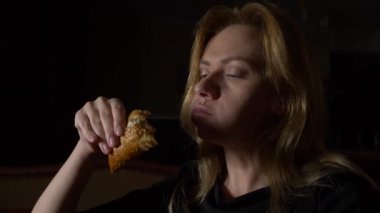 kadın gece çörek yeme. yeme bozukluğu kavramı. 4k, ağır çekim