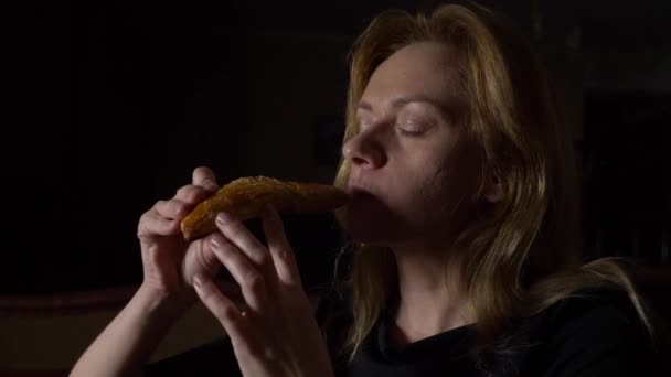 Vrouw nachts eten van broodjes. concept van een eetstoornis. 4k, slow-motion — Stockvideo