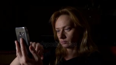 Cep telefonu kullanımı kadın geceleri. yakın çekim, alanı Kopyala. 4k, ağır çekim