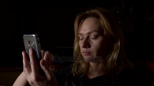 Mujer uso del teléfono móvil por la noche. Cierra, copia el espacio. 4k, cámara lenta — Vídeo de stock