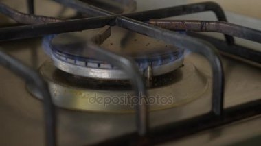 gaz sobası açın. 4k, yakın çekim. Ağır çekim