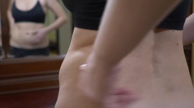 Belly Fat dokunmadan ayna görünümlü kadın. 4k, ağır çekim