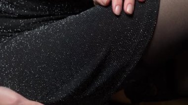 küçük siyah giysili bir kadına çorap bacağı üzerinde ayarlar. 4k, ağır çekim