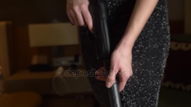Silahlı bir kadın bir susturucu ve sinyal bozucu bir cıvata üzerinde koyarak onun elinde bir silah tutar. yakın çekim, 4k. Ağır çekim — Stok video