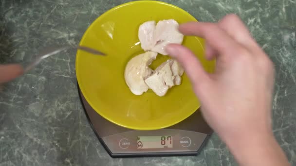 Pedaços de pedaços de peito de frango fervido em uma forma eletrônica na cozinha. 4k — Vídeo de Stock