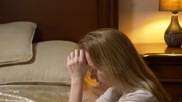 Młoda blond kobieta modli się przed pójściem do łóżka. 4k — Wideo stockowe