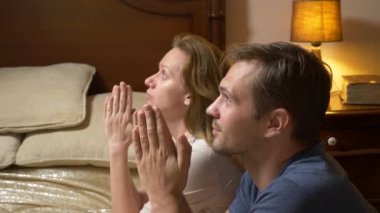 bir erkek ve bir kadın, yatmadan önce dua evli bir çift. 4k