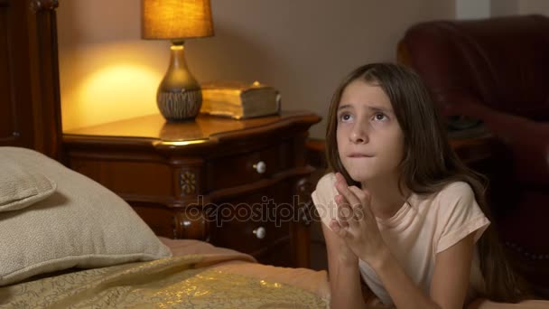 Bambina che prega prima di coricarsi, Bambina che prega prima di coricarsi, 4k — Video Stock