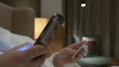 Smartphone ve kredi kartı ile online satın alabilirsiniz. Eller kart ve telefon akşamları evde kullanın. 4k