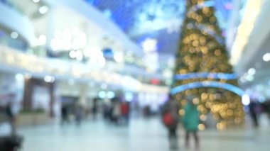 tatil alışveriş kavramı. Noel süslemeleri ile alışveriş merkezi salonunda bulanıklık. 4k