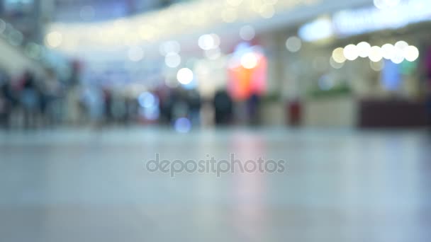 People in a modern shopping center. Blurred video, unrecognizable people. 4k — Stock Video