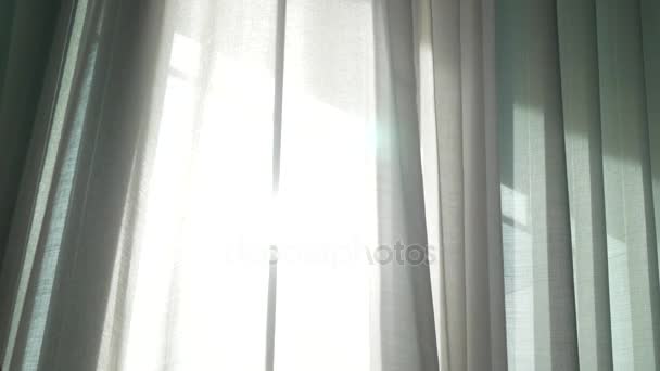 Průhledný závěs na okno, jemně posune větrem. sluneční světlo. 4k — Stock video