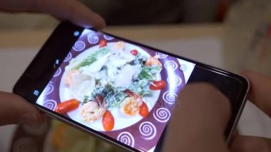 Sezar salata karides ile yemek kafede kız. 4k