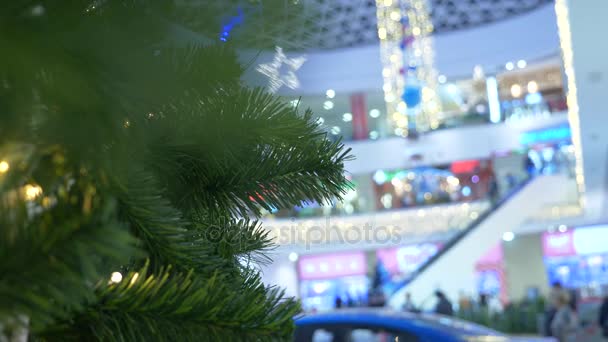 Tatil alışveriş kavramı. Noel süslemeleri ile alışveriş merkezi salonunda bulanıklık. 4k — Stok video