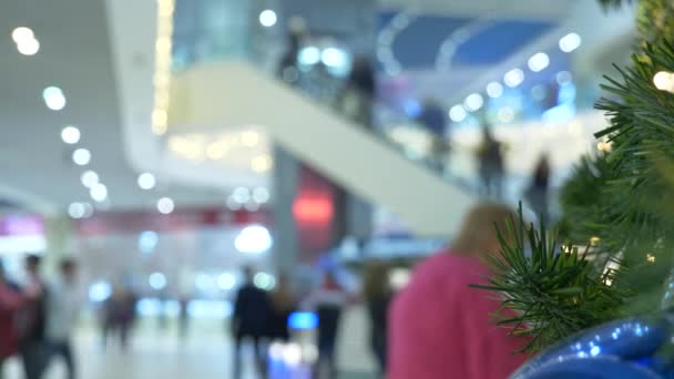 Conceito de compras de férias. Desfoque o salão no centro comercial com decorações de Natal. 4k — Vídeo de Stock