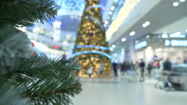 Concepto de compras navideñas. Desenfoque la sala en el centro comercial con decoraciones navideñas. 4k — Vídeos de Stock