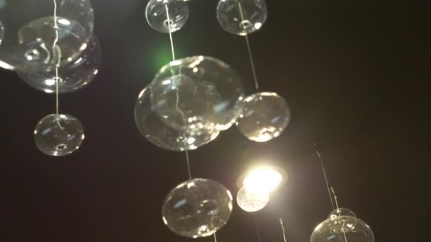 Lampen aus nächster Nähe. Kristall modernen Kronleuchter Detail Hintergrund. Hängelampen in Form von Blasen mit einem blinkenden Lichtreflex. Zeitlupe. 4k — Stockvideo