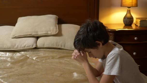 少年はベッドの前に祈る。4 k — ストック動画