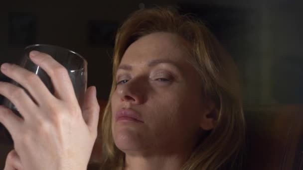 Triste, belle femme qui boit du vin la nuit. gros plan, 4k, ralenti . — Video