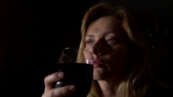 Traurige, schöne Frau, die nachts Wein trinkt. Nahaufnahme, 4k, Zeitlupe. — Stockvideo