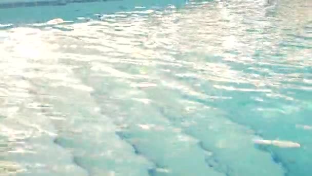 Lyxiga resort pool med vacker ren blå vatten. 4 k. stege under vattnet i poolen — Stockvideo