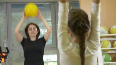 jimnastik bir çocuk dersi beden eğitimi ile. topları, 4k ile işgal