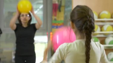 jimnastik bir çocuk dersi beden eğitimi ile. topları, 4k ile işgal