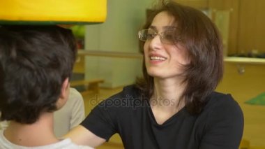jimnastik bir çocuk dersi beden eğitimi ile. topları, 4k ile işgal