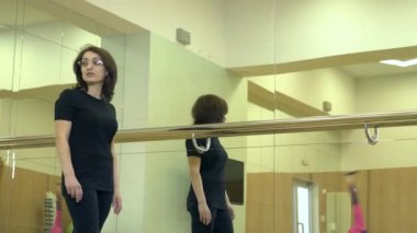 jimnastik bir çocuk dersi beden eğitimi ile. topları, 4k ile işgal