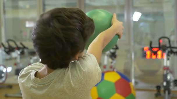 Turnen met een instructeur van de childrens in lichamelijke opvoeding. bezetting met ballen, 4k — Stockvideo