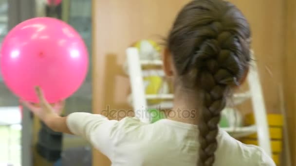 Gimnasia con un instructor de niños en educación física. ocupación con bolas, 4k — Vídeos de Stock